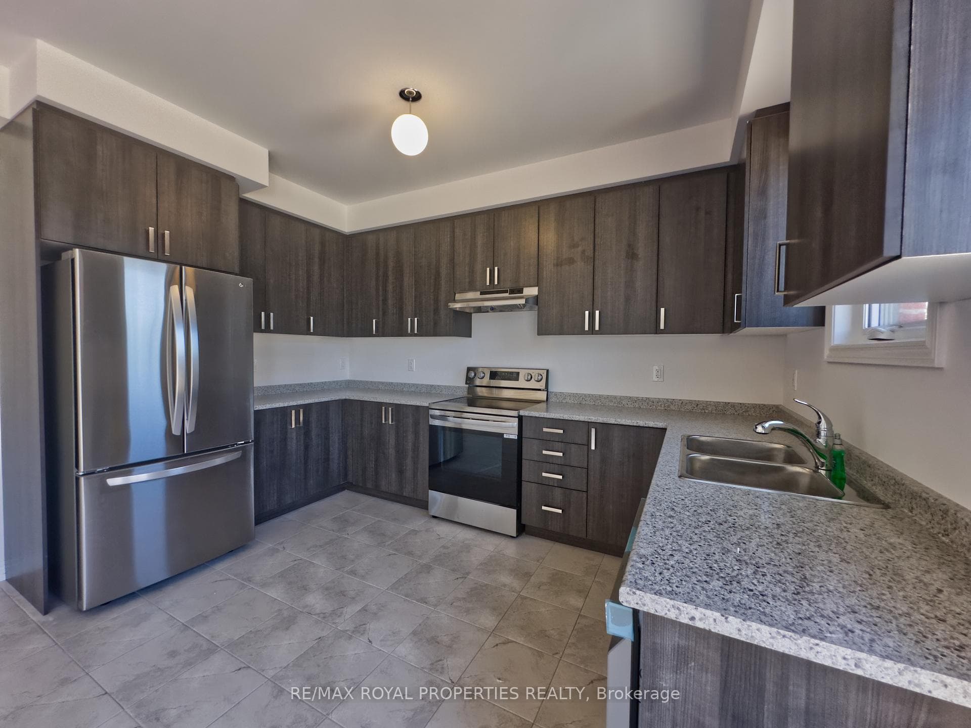 14 Wakefield Boulevard photo 9
