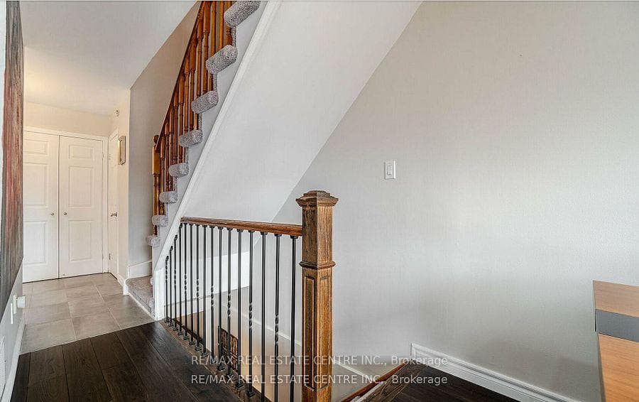 2046 Glenada Crescent photo 30