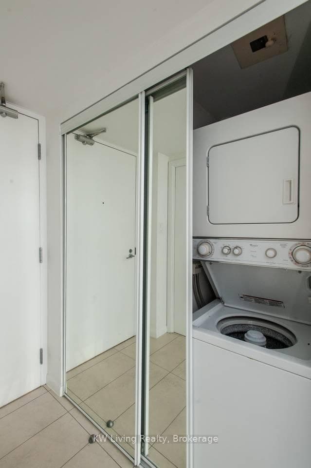 38 Grenville Street Unit 1605 photo 9