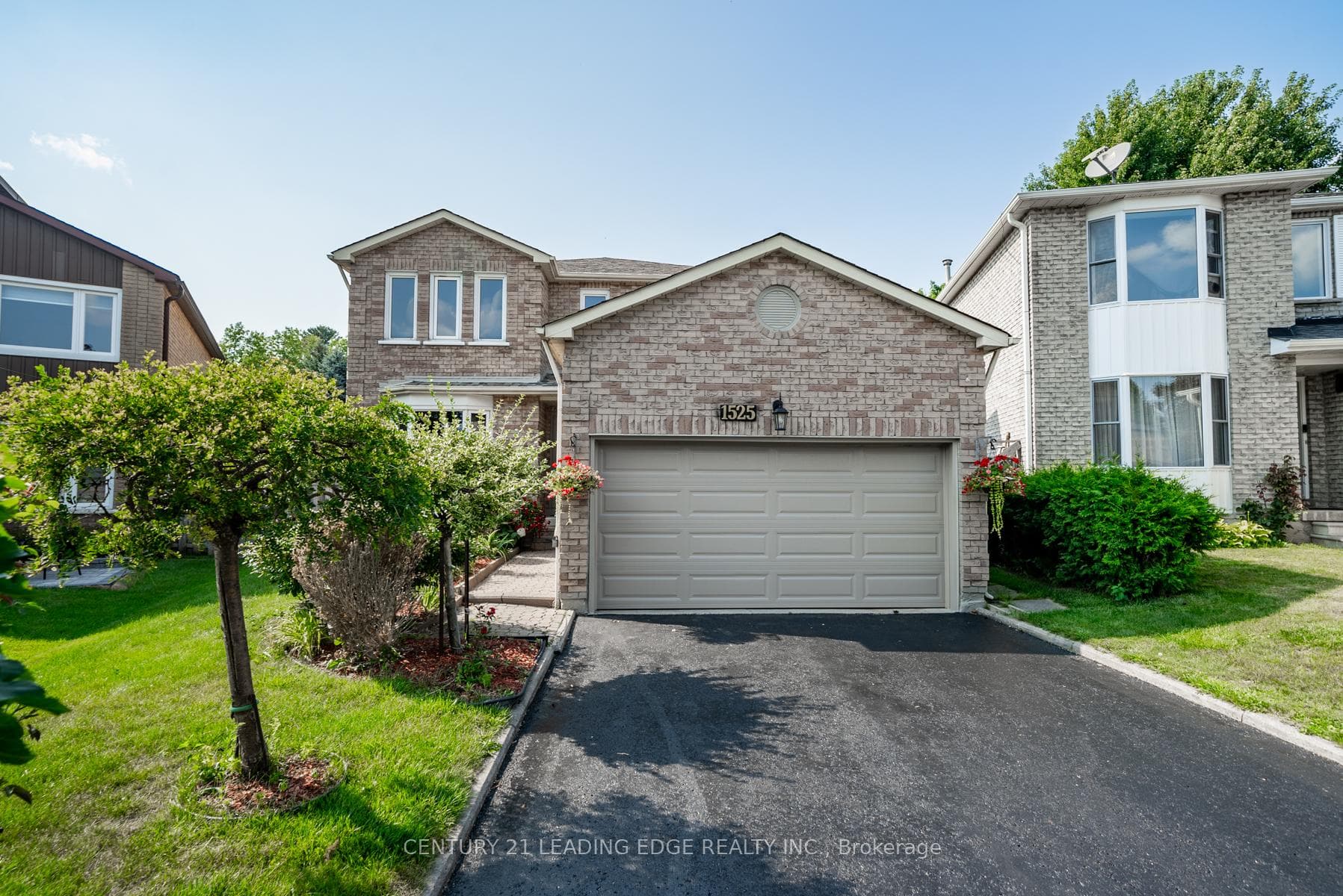 1525 Somergrove Crescent photo 1