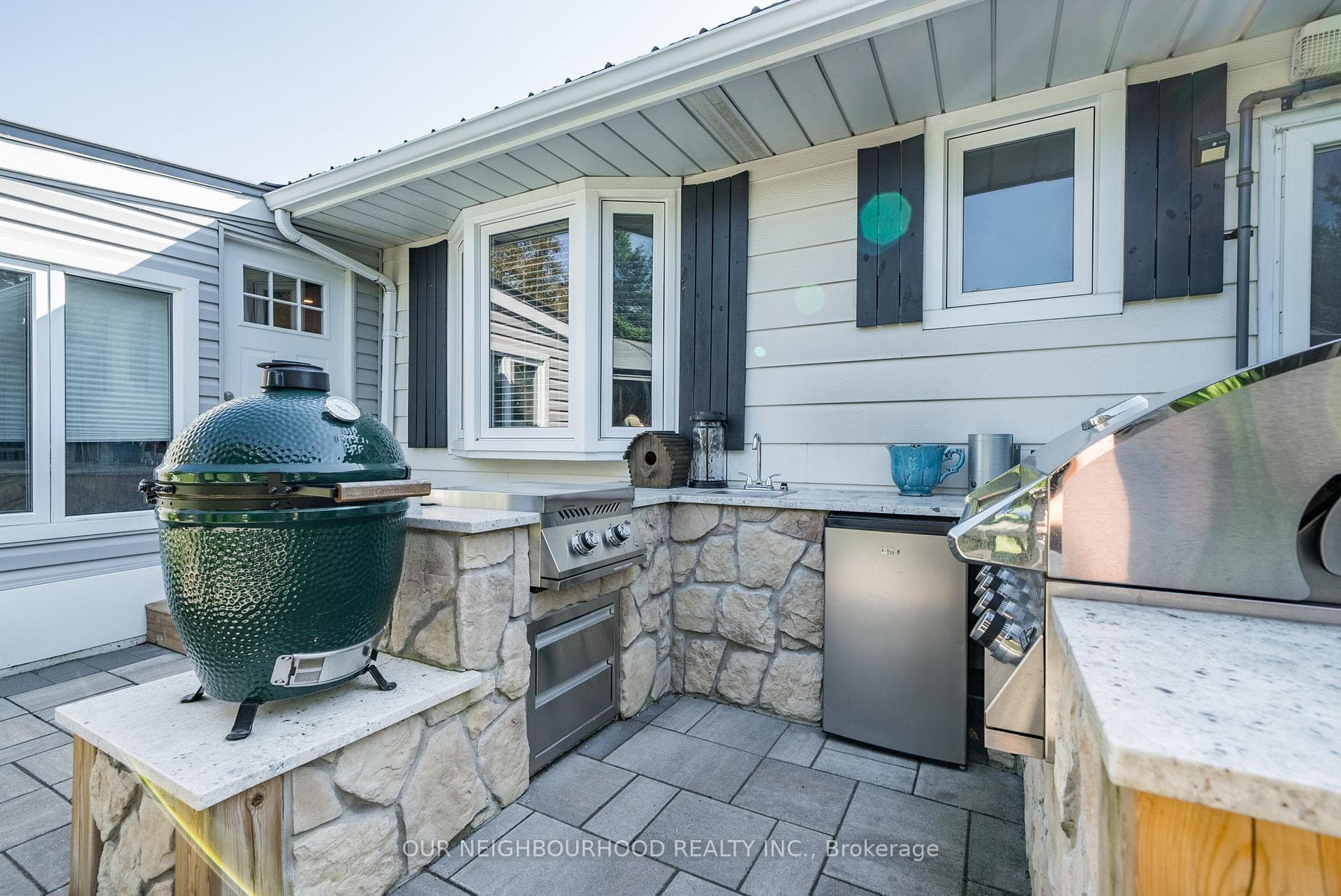 Custom built outdoor Kitchen w/ high end BBQs
