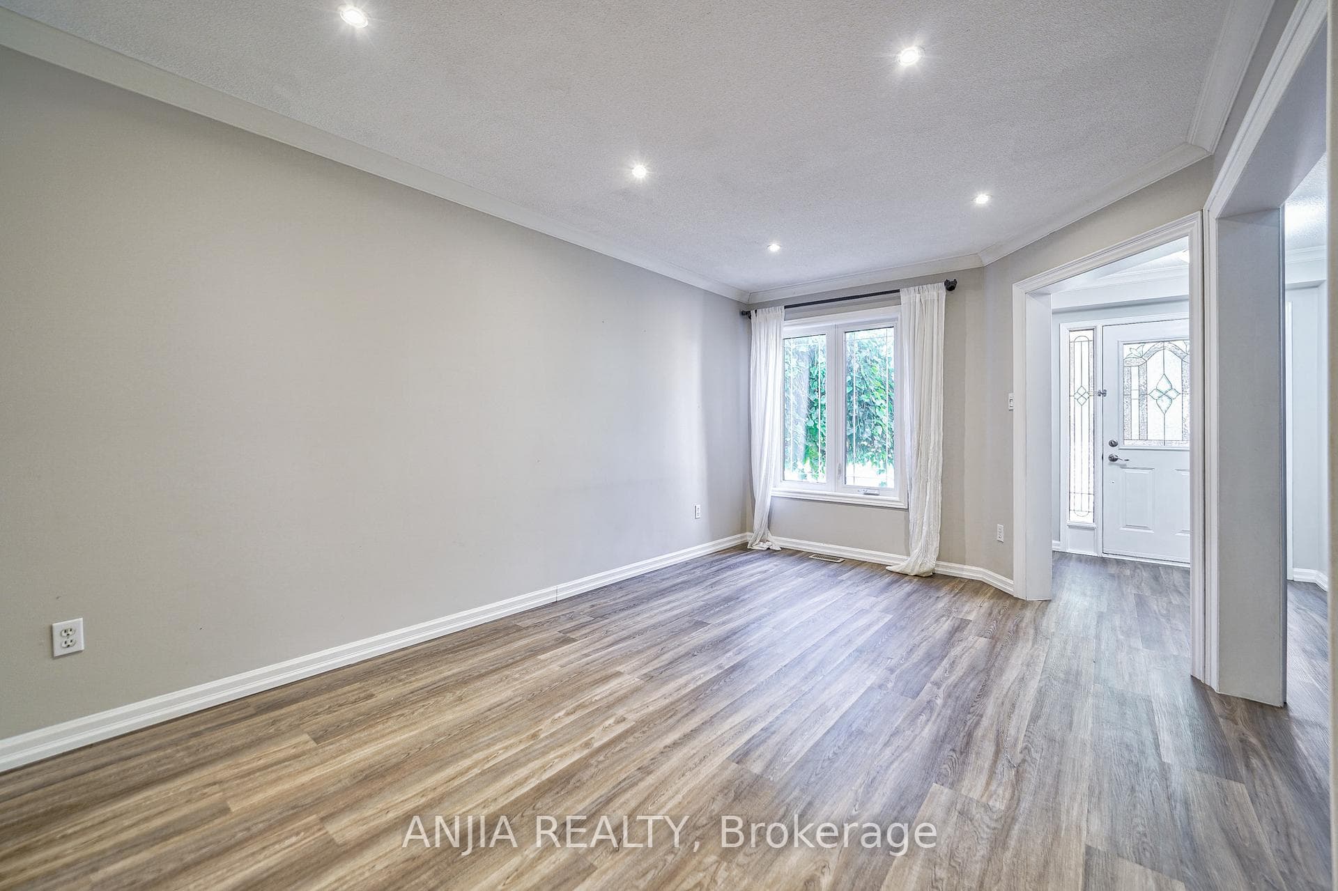 5 Holmes Crescent photo 8