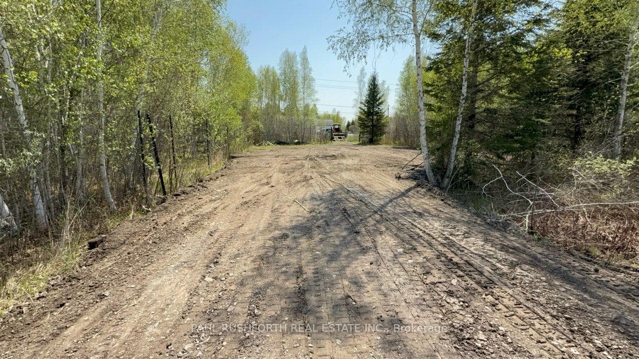 2667 Russland Road photo 3