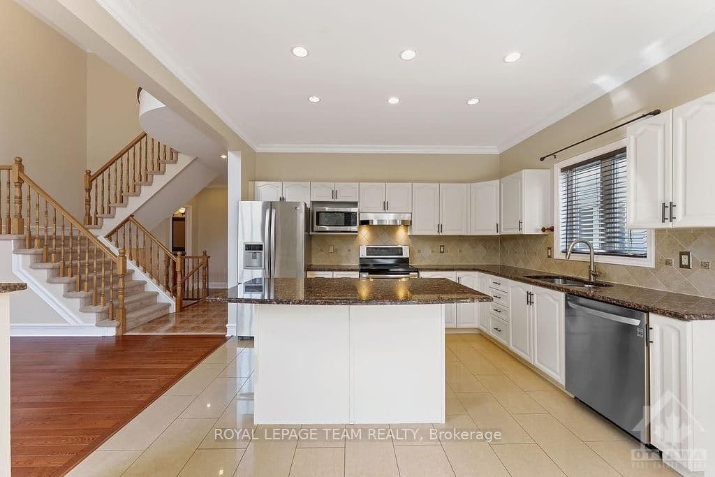 96 BOREALIS Crescent photo 12