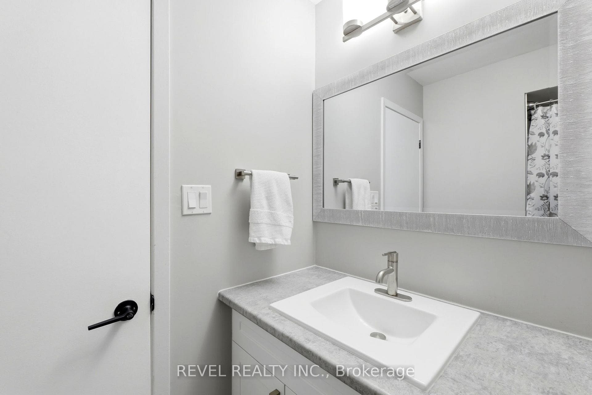 669 Osgoode Drive Unit 2 photo 21