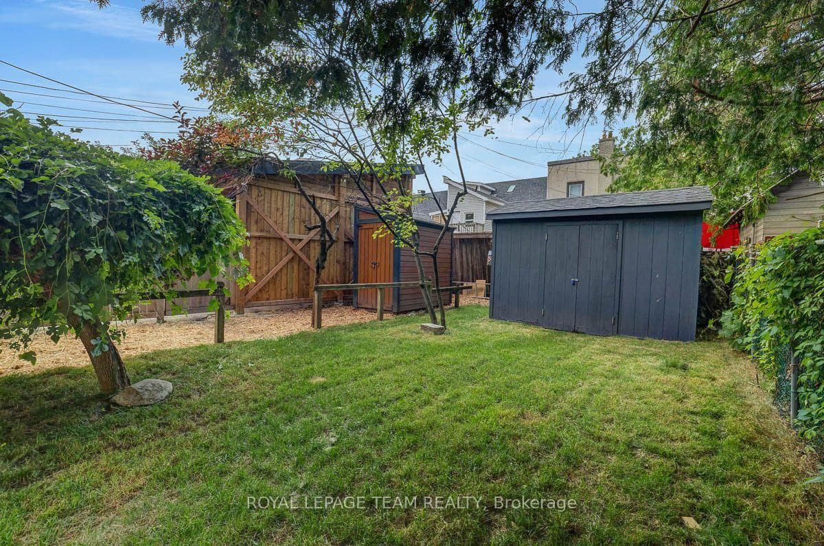 Legal right-of-way to the carport.
