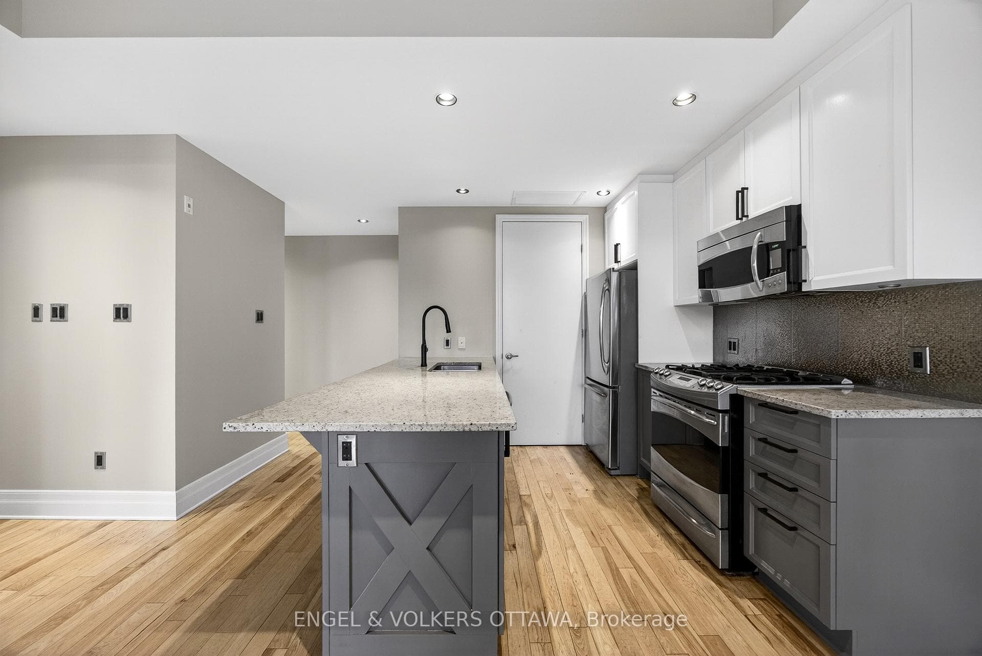 327 Breezehill Avenue Unit 410 photo 15