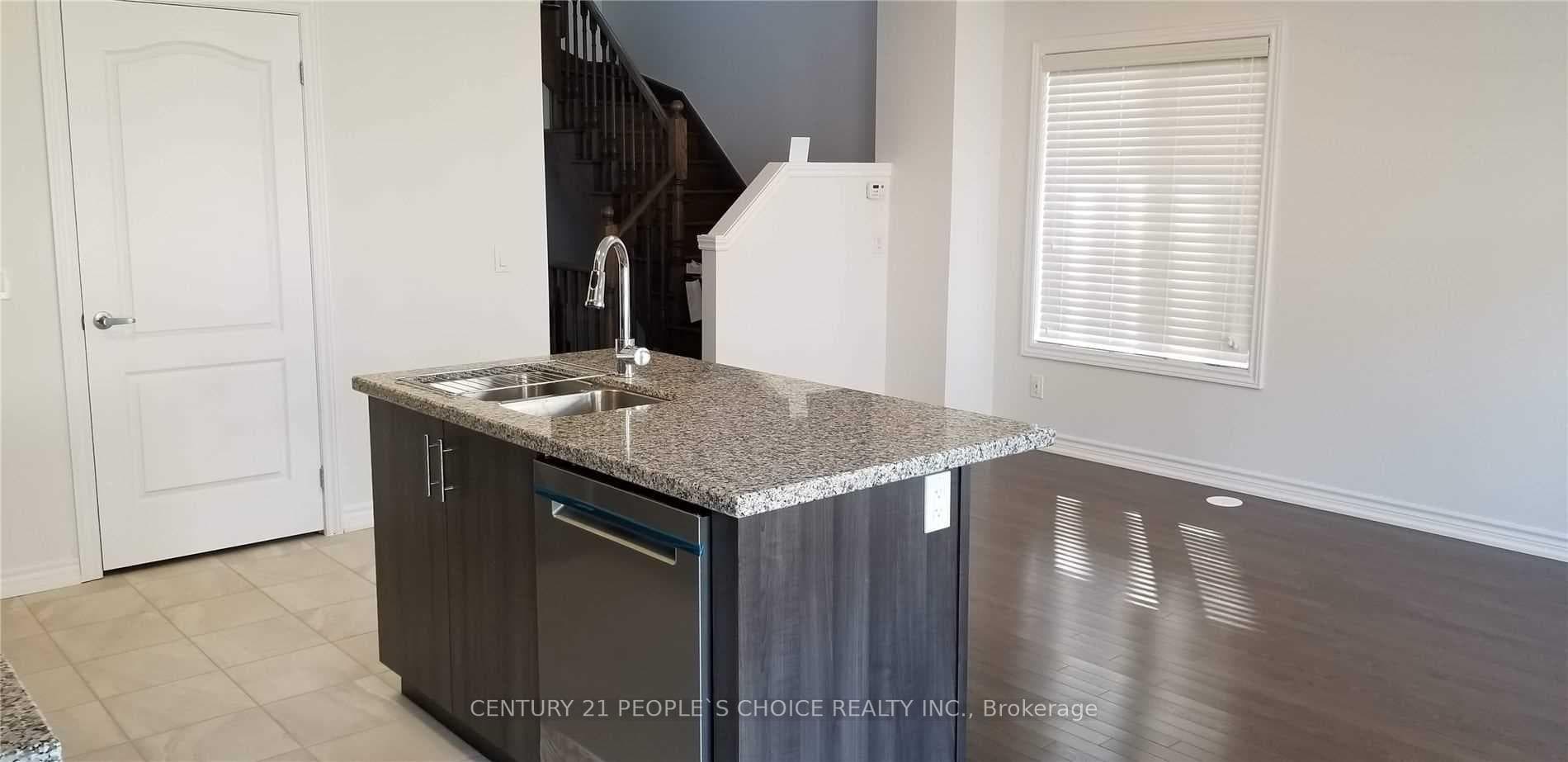 401 Athabasca Common photo 7