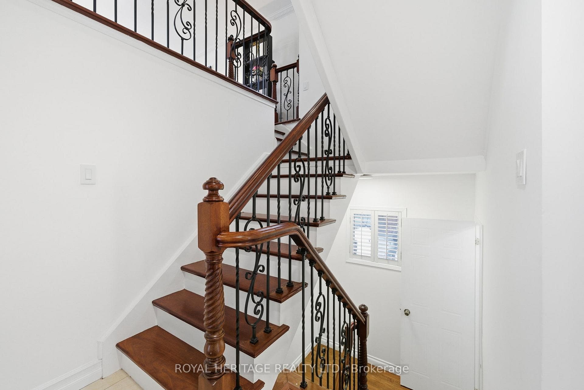 2201 Wildwood Crescent photo 6