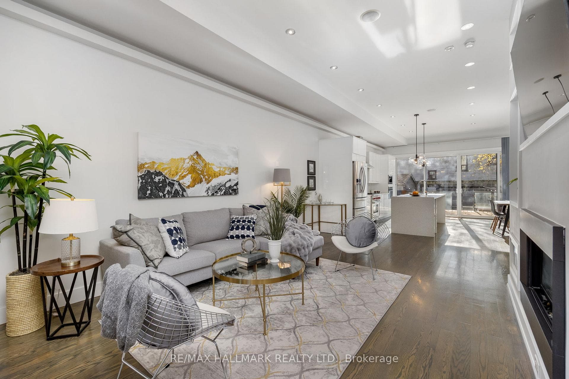 1549 Dundas Street photo 4