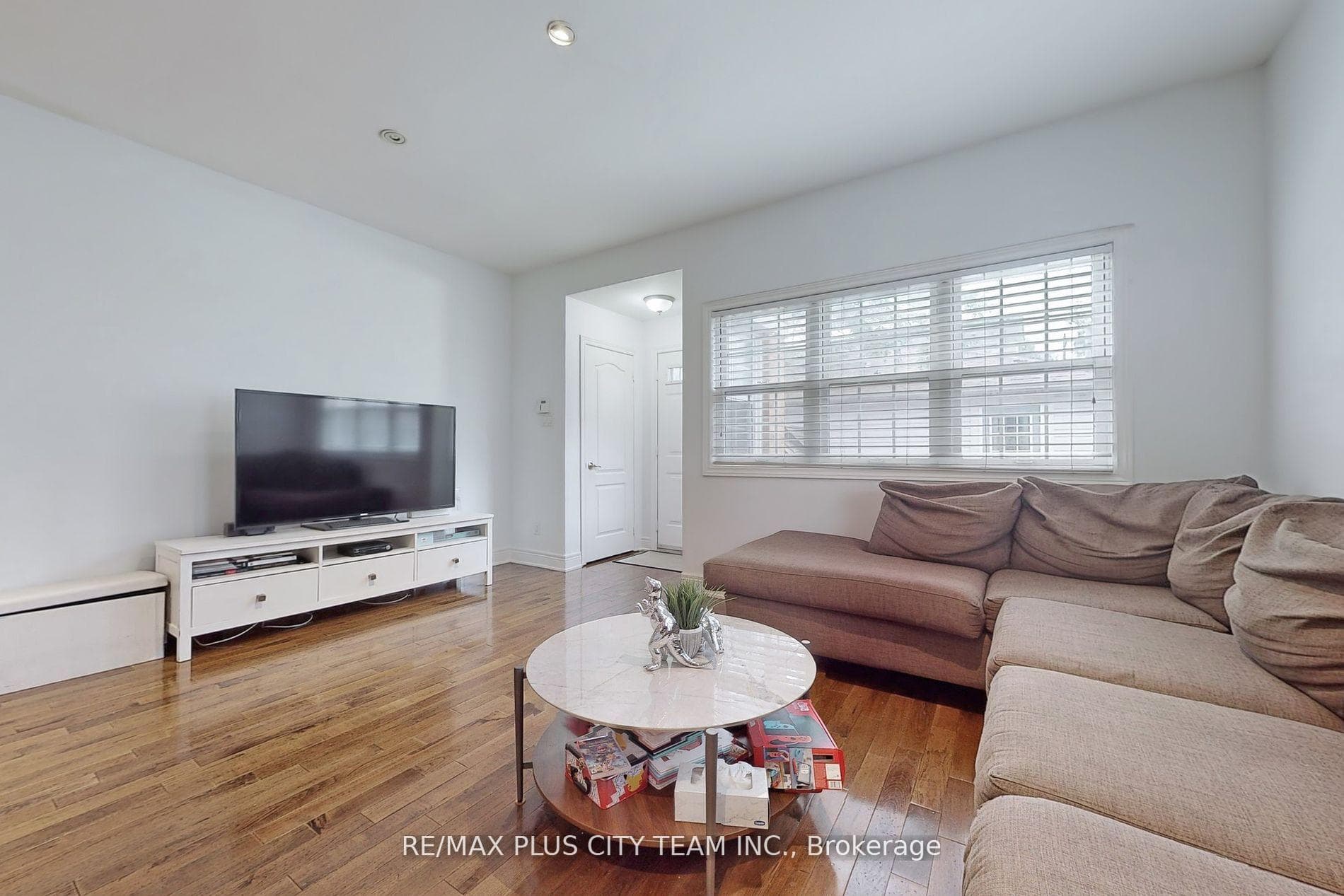 112 Sarah Ashbridge Avenue photo 6