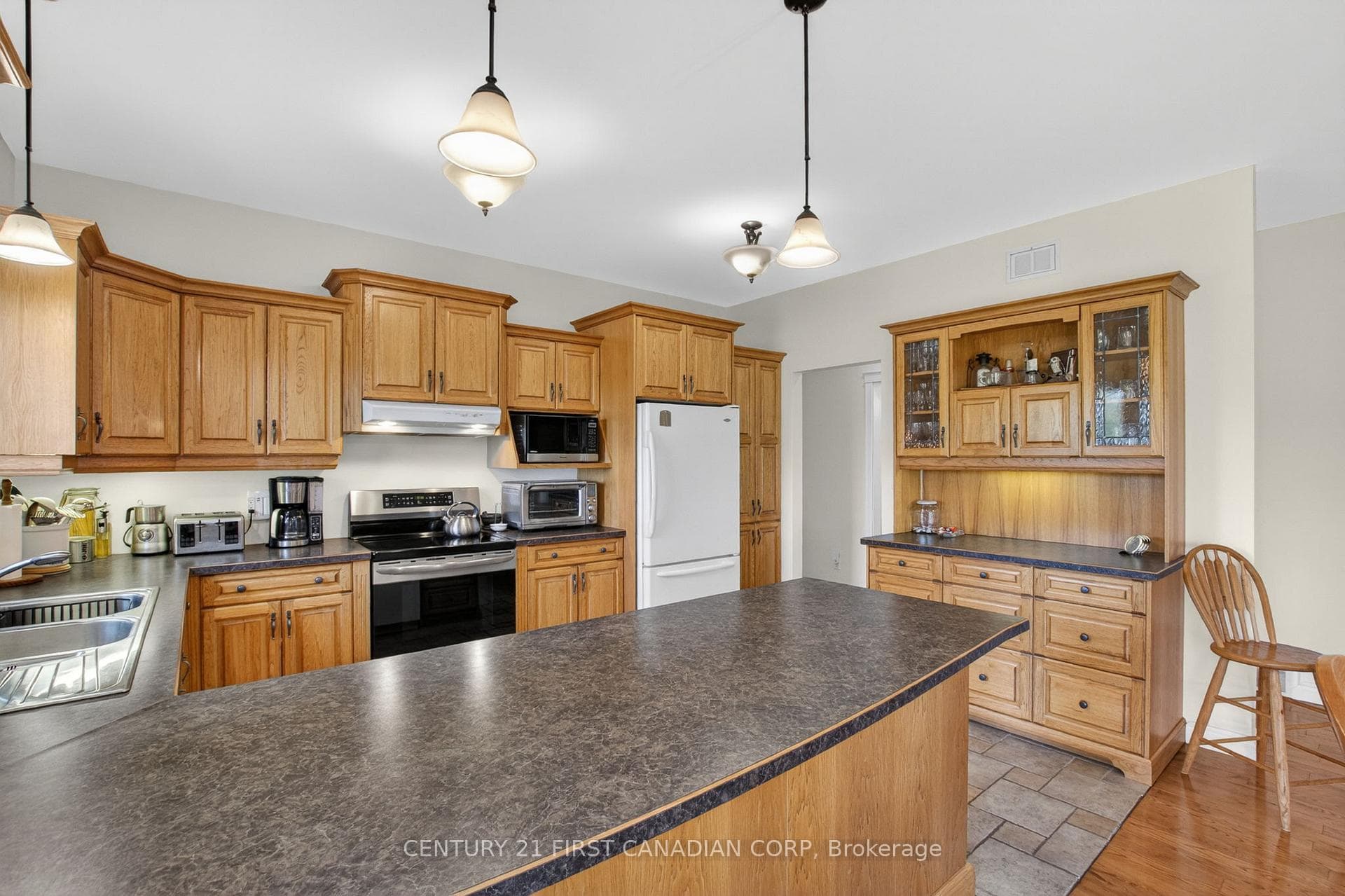 653 Peter Street photo 13