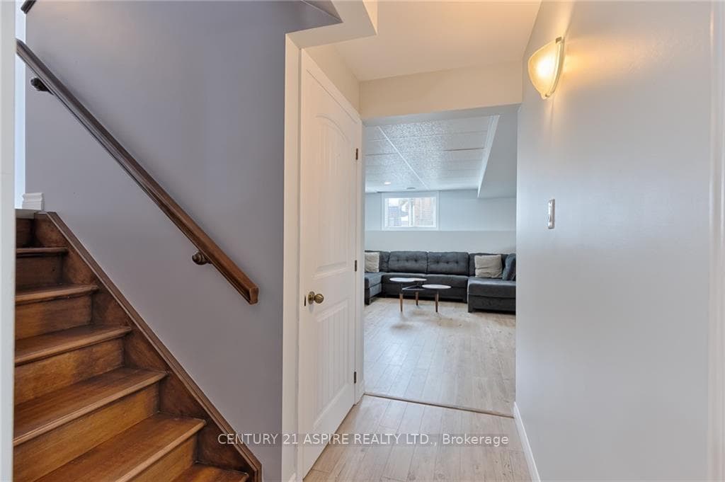 30 GREENVALE Crescent photo 17