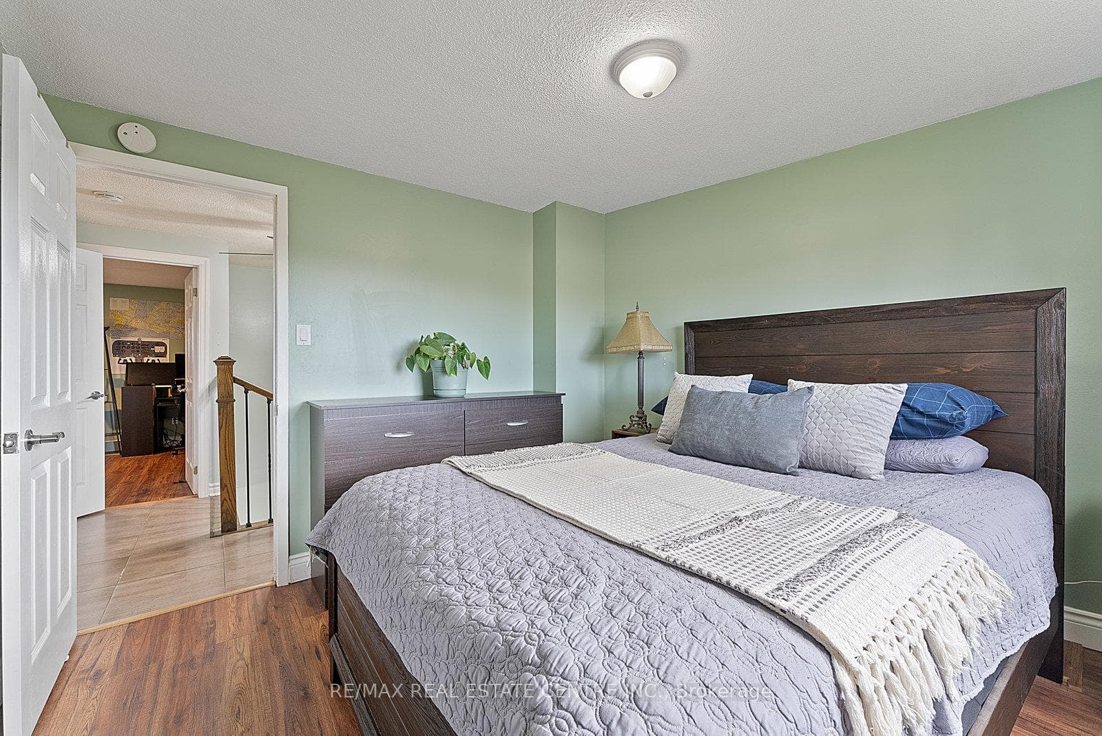 20 Ashton Crescent photo 34