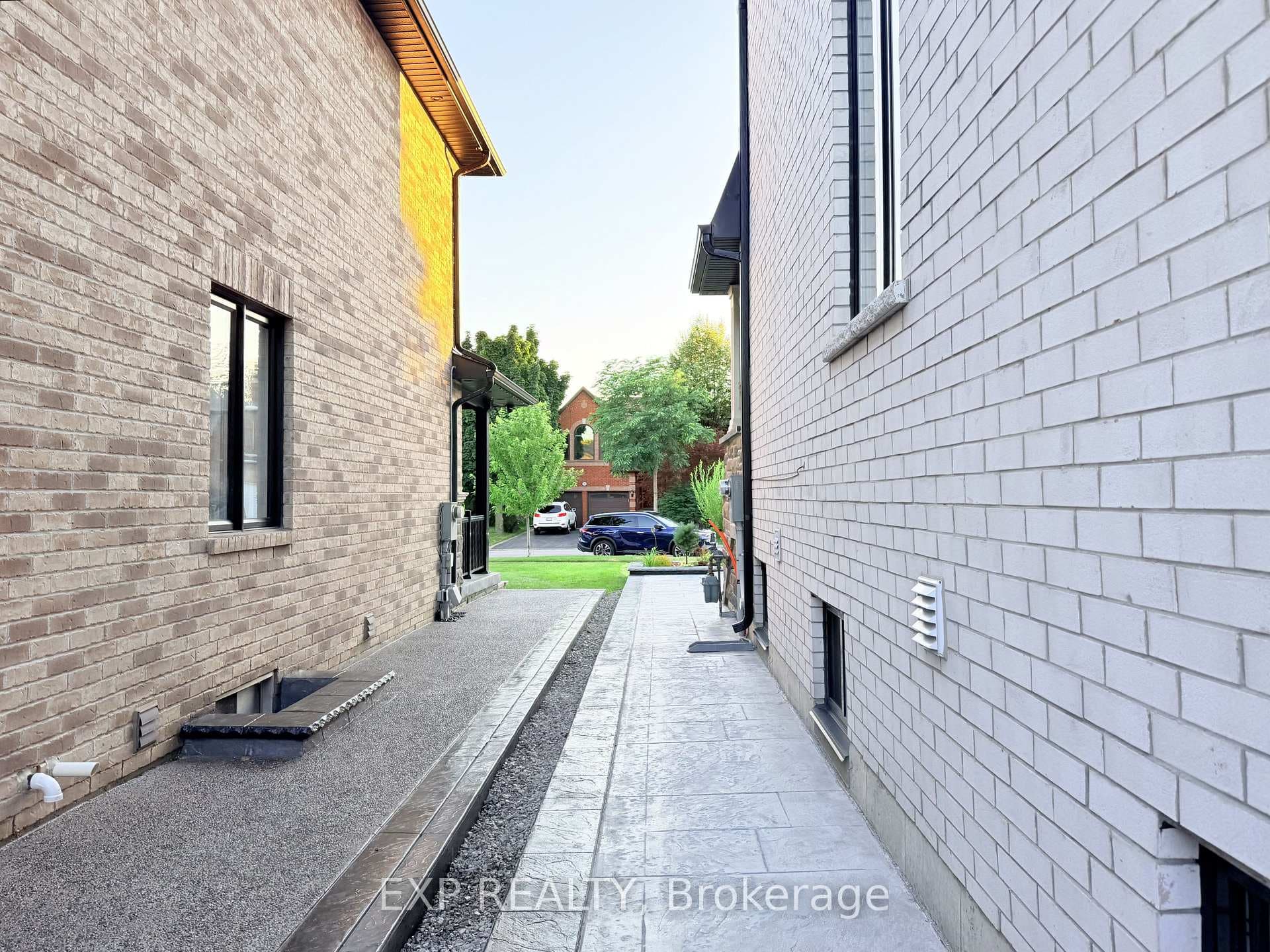 1606 Sandhurst Crescent Unit Lower photo 2