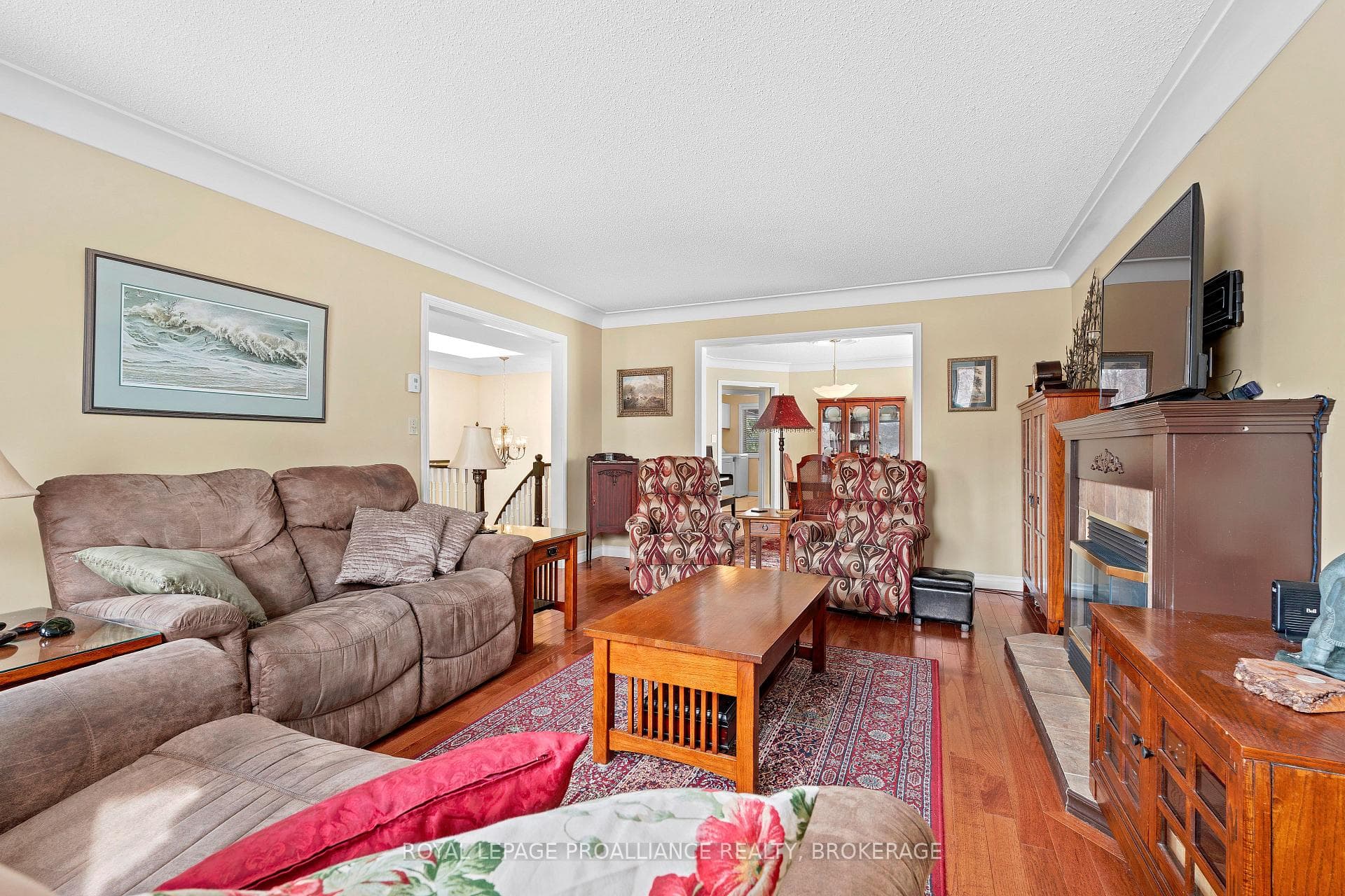 254 Friarhill Crescent photo 8