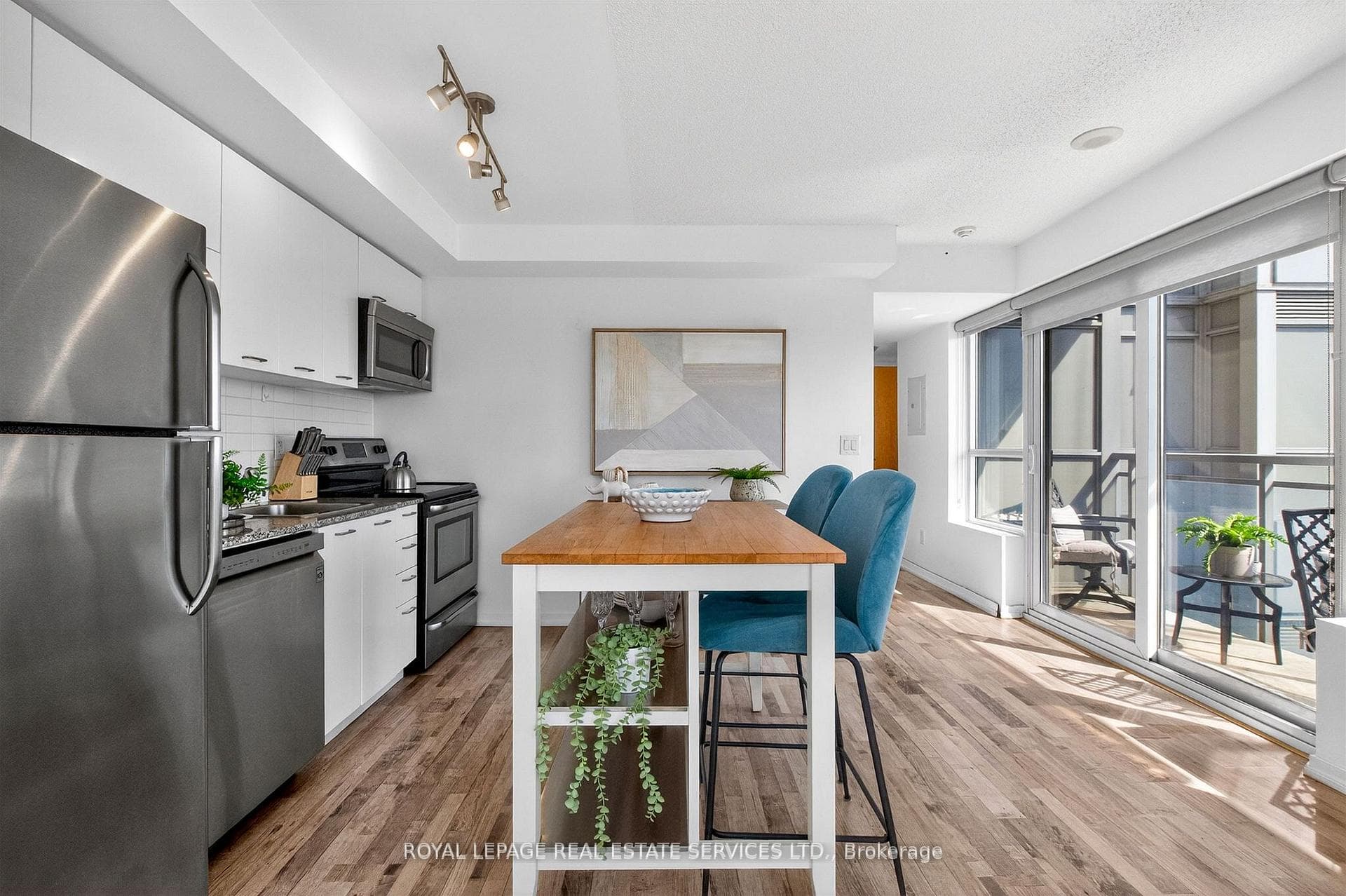 38 Joe Shuster Way Unit 1318 photo 5