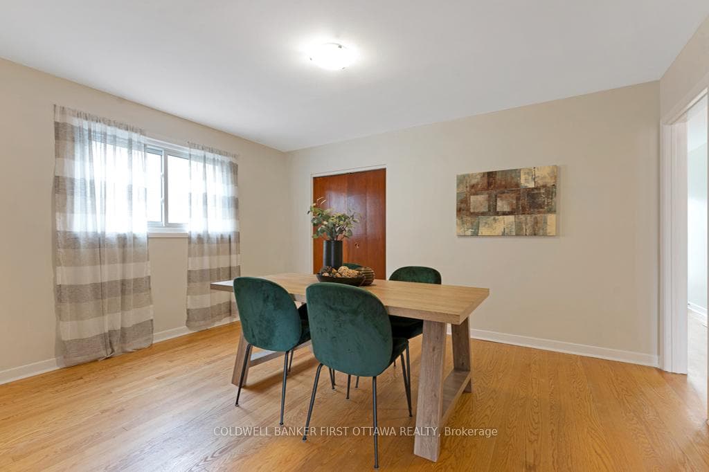 Dining room (former bedroom)
