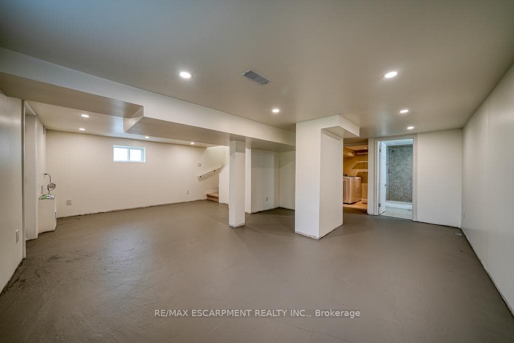 74 Graham Avenue photo 22