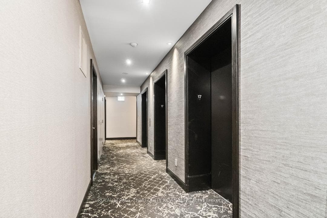 18 Yorkville Avenue Unit 1702 photo 32