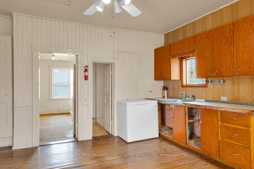 567 Moira Street photo 9