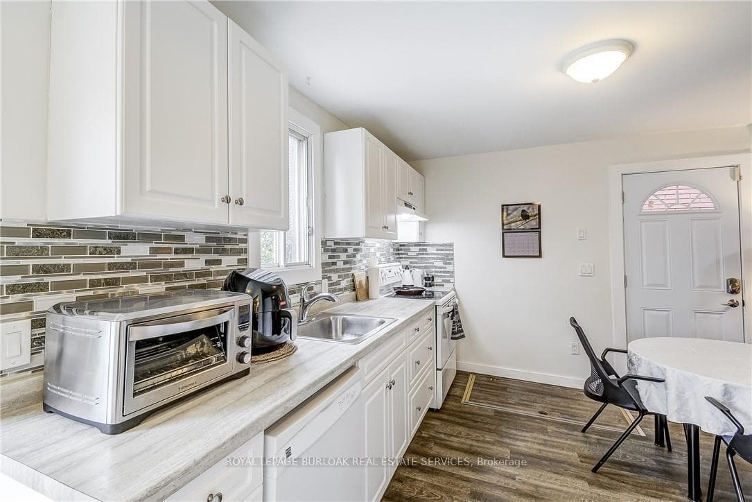 185 Simcoe Street photo 15