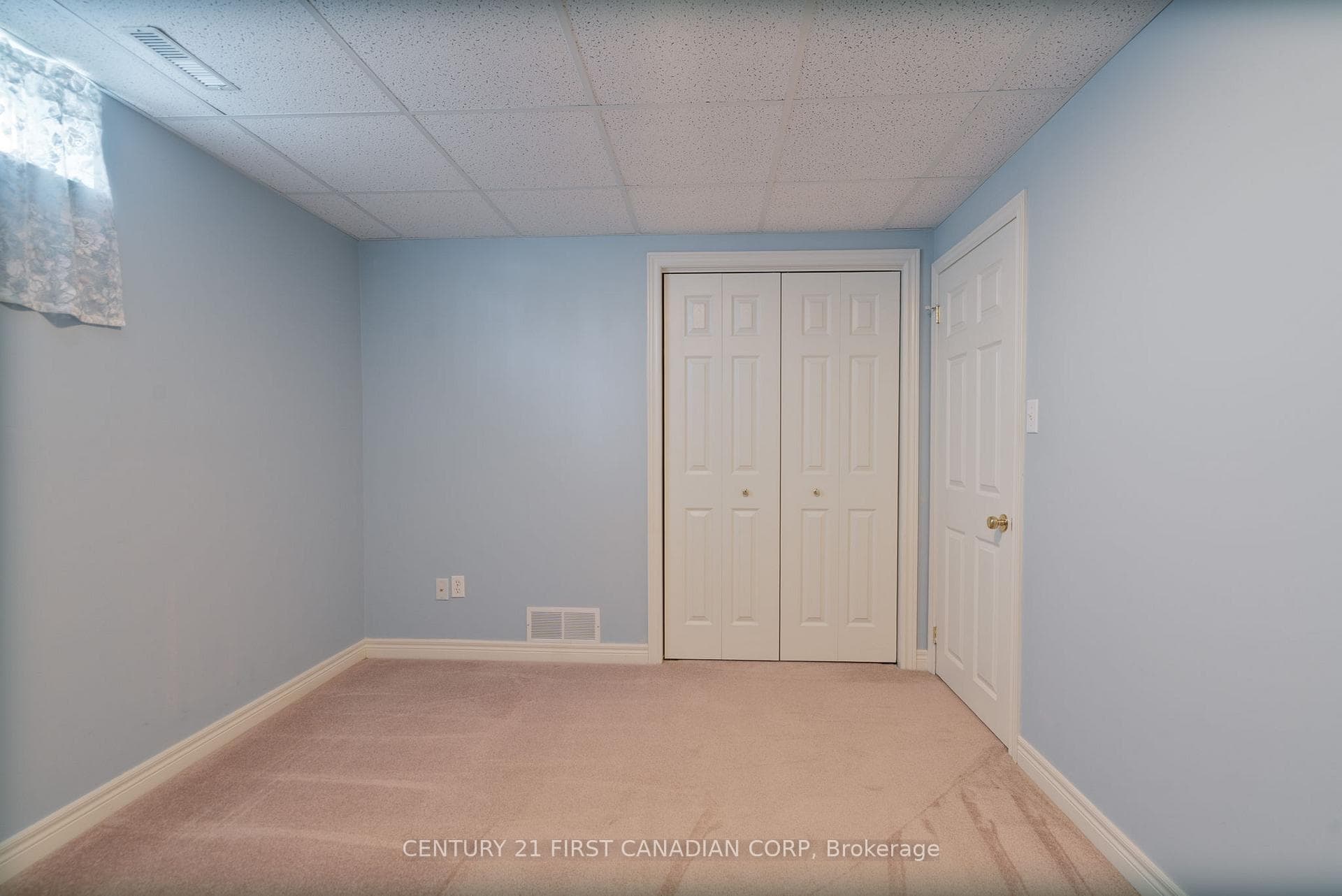 584 Wellington Street photo 23