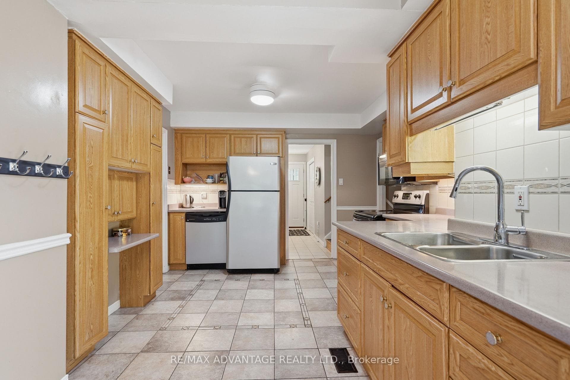120 Champlain Crescent photo 15