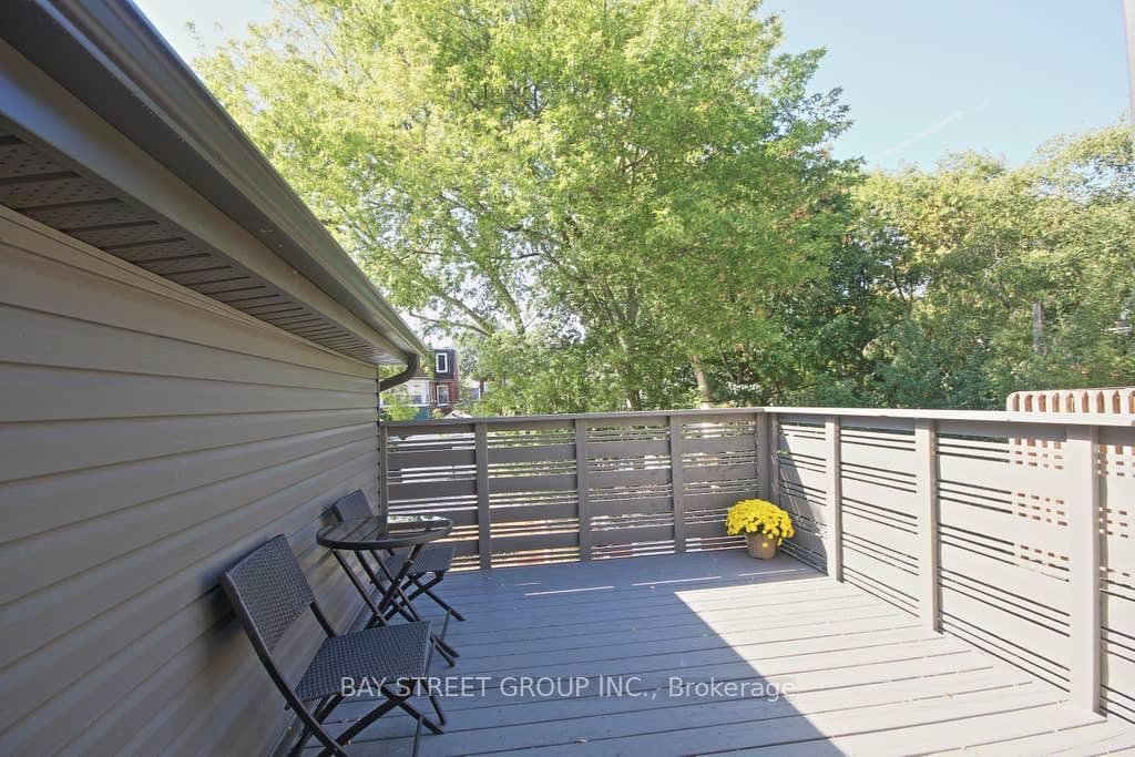 20 Herbert Avenue Unit Upper photo 2