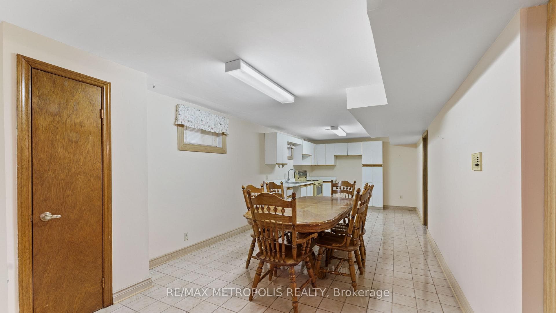 8233 Martin Grove Road photo 39