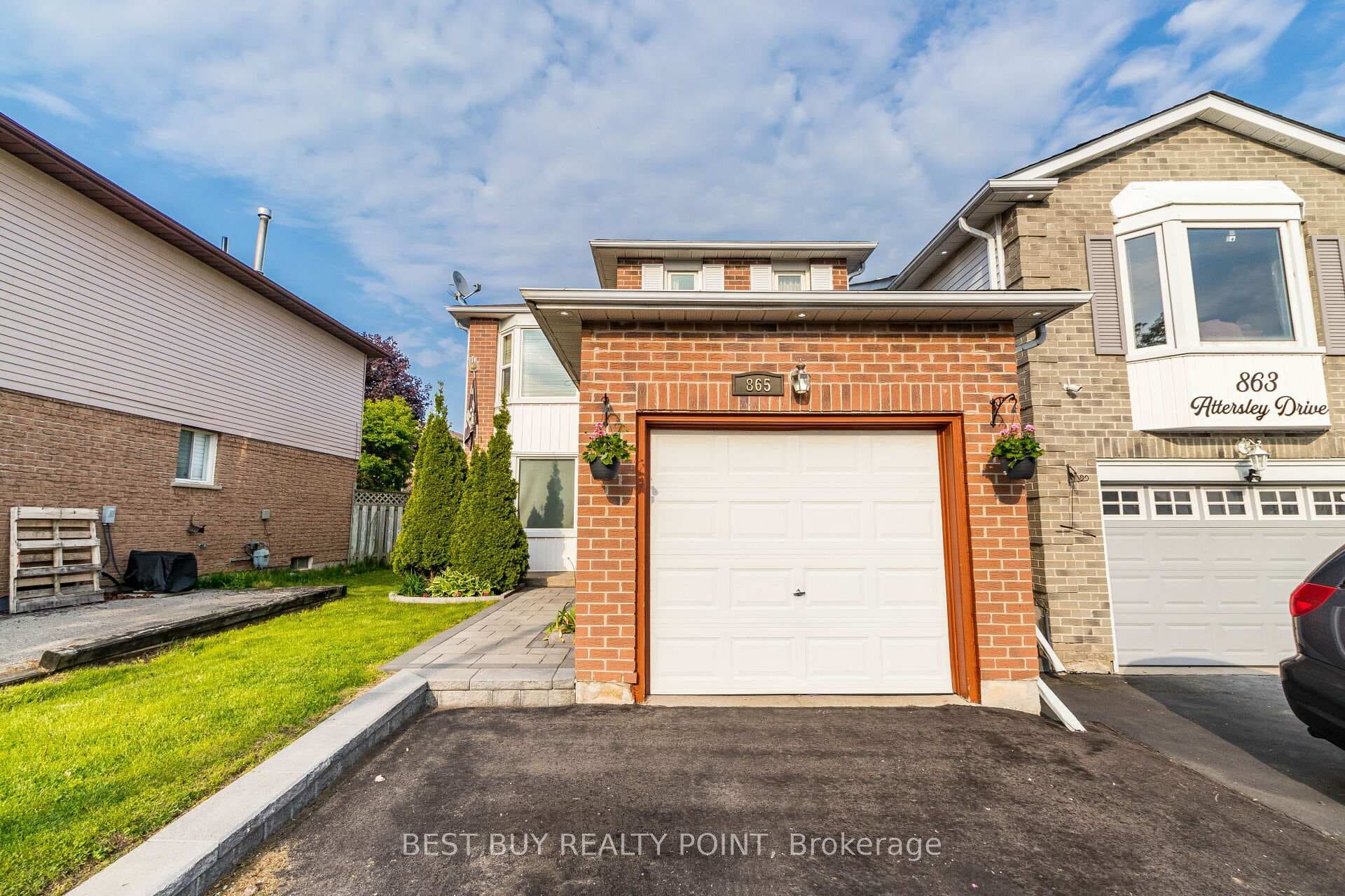 865 Attersley Drive photo 2