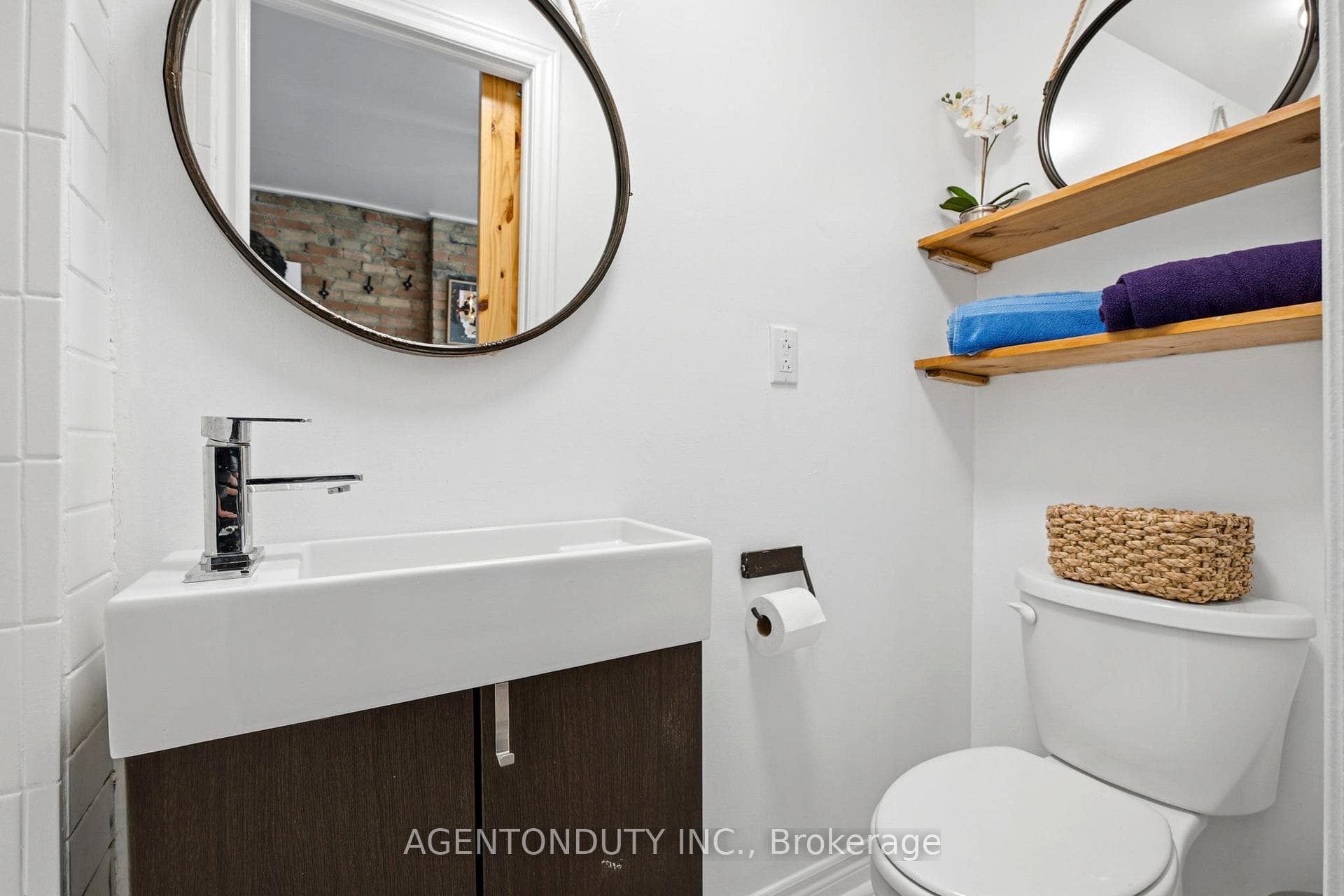 3 Pc Ensuite in 2nd Floor Studio