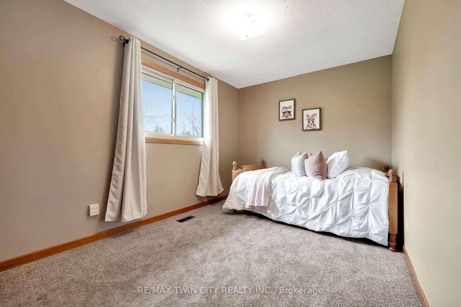 438 Lampman Place photo 14
