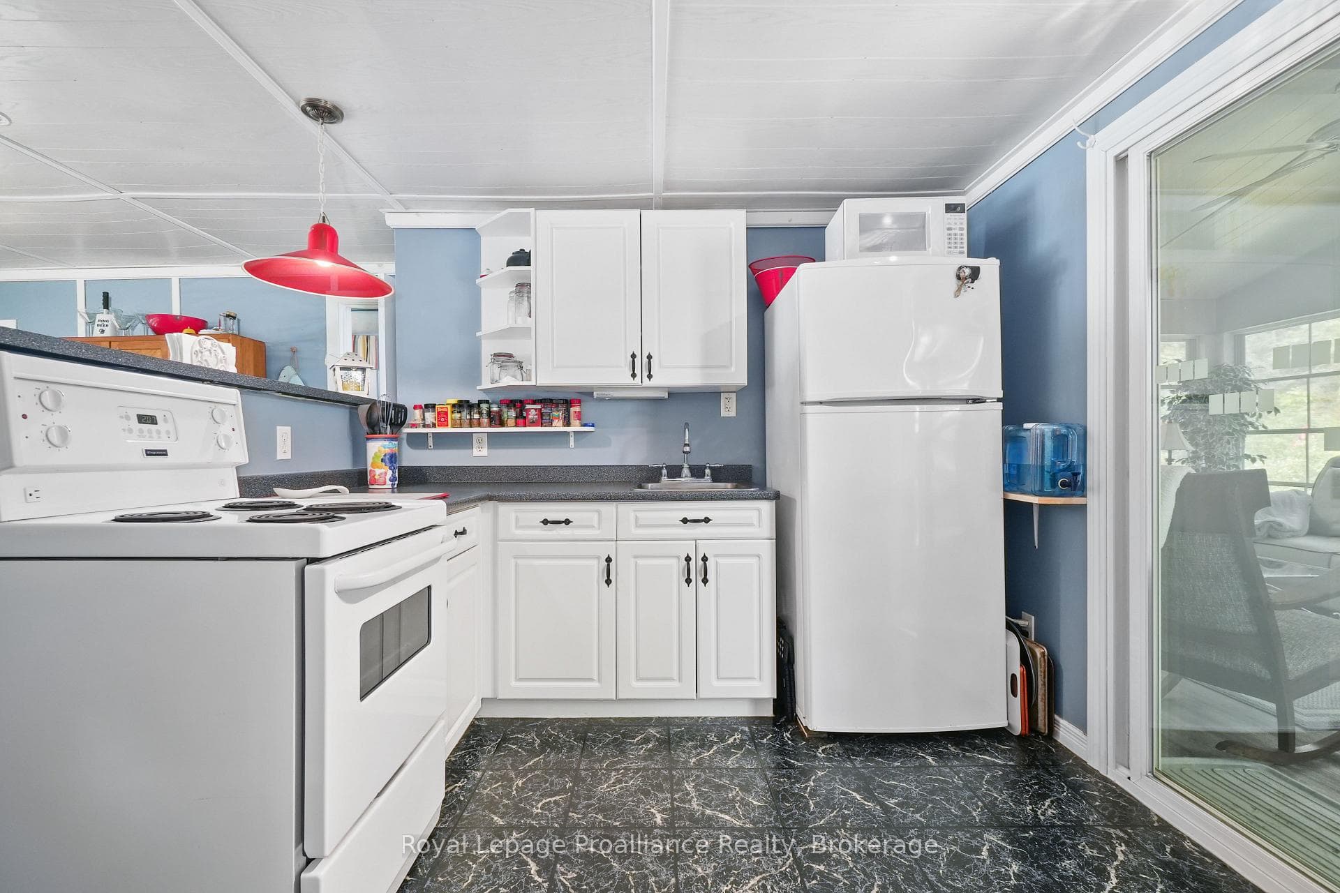 Kitchen has been freshly painted, not shown in pic