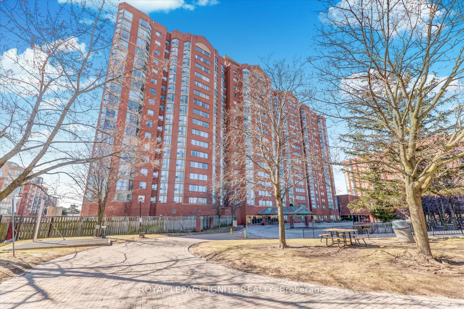 2466 Eglinton Avenue Unit 712 photo 2