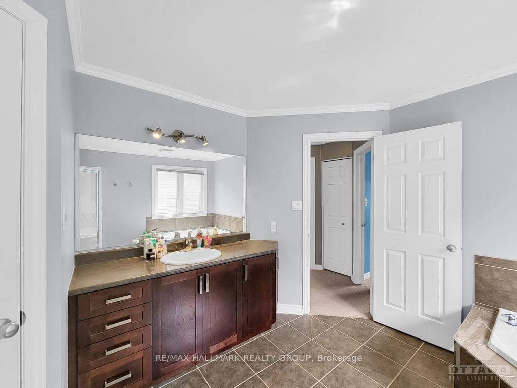 257 MICA Crescent photo 14