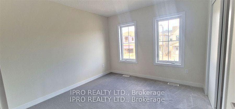 35 Basswood Crescent photo 5