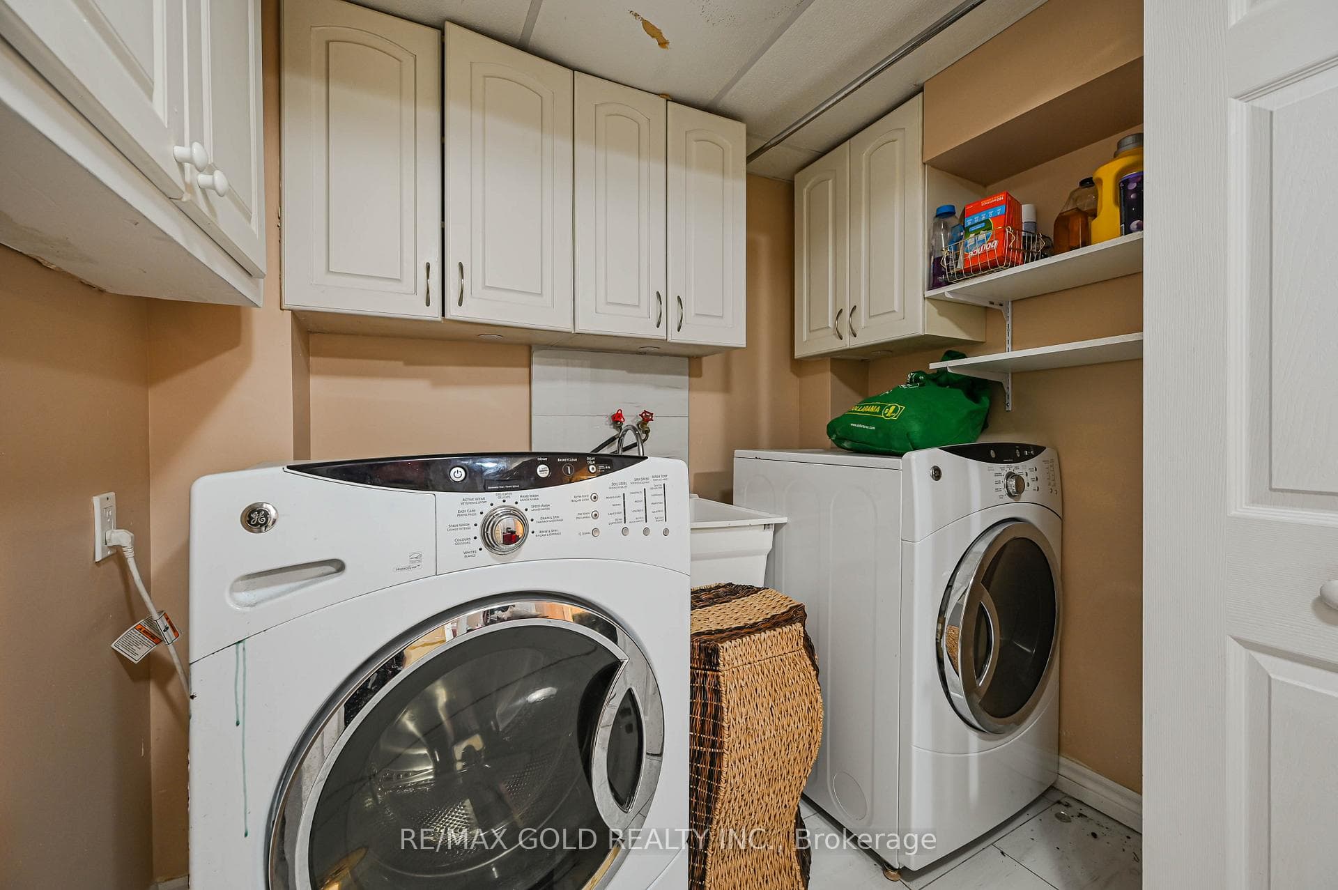 126 Newbridge Crescent photo 33