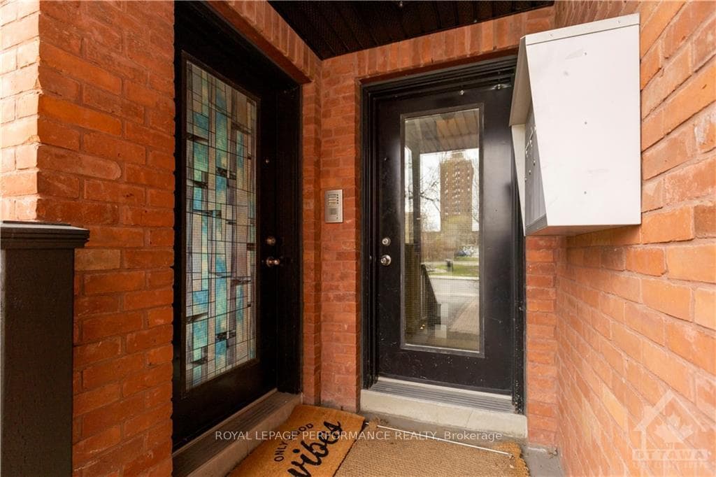 271 MCLEOD Street Unit 2 photo 3