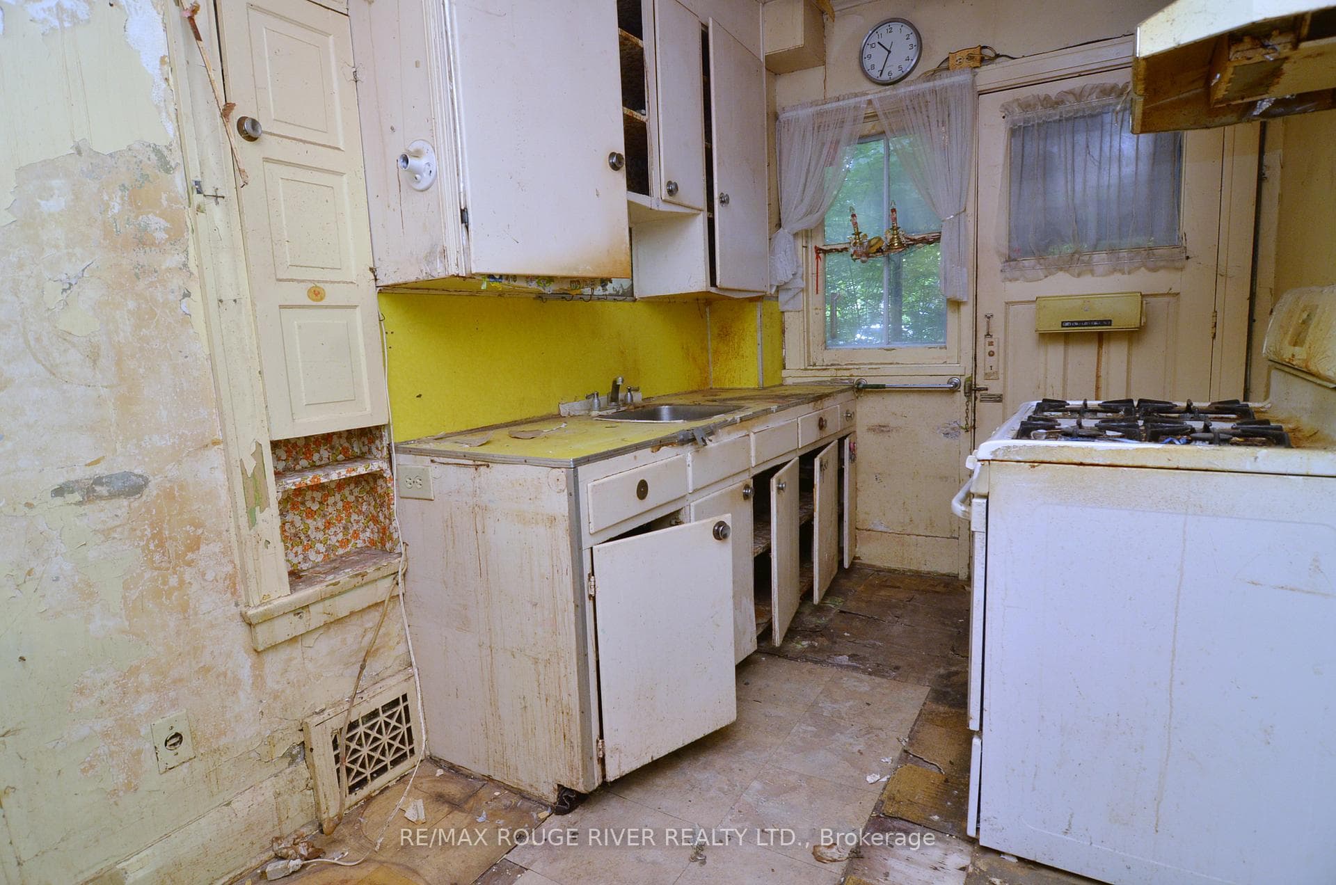 120 Castlefield Avenue photo 14