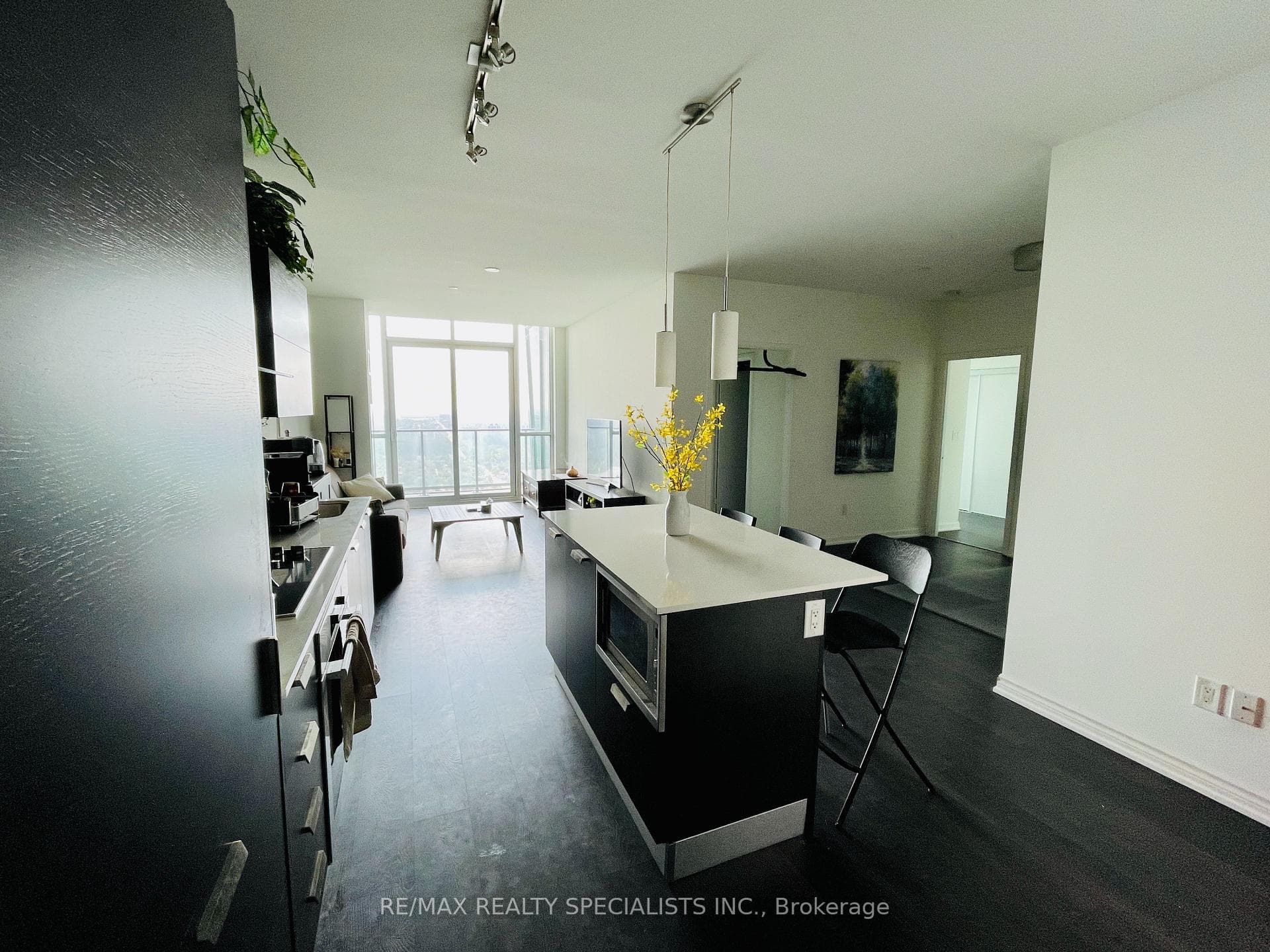 Kitchen and breakfast room.