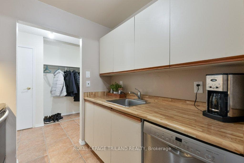 729 Deveron Crescent Unit 104 photo 26
