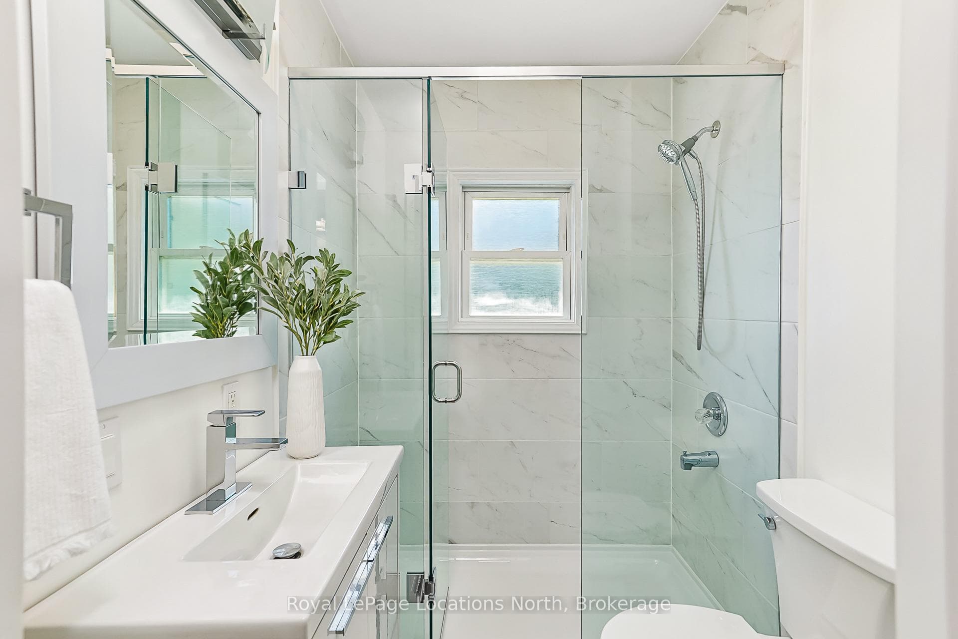 196 SIMCOE Street photo 16