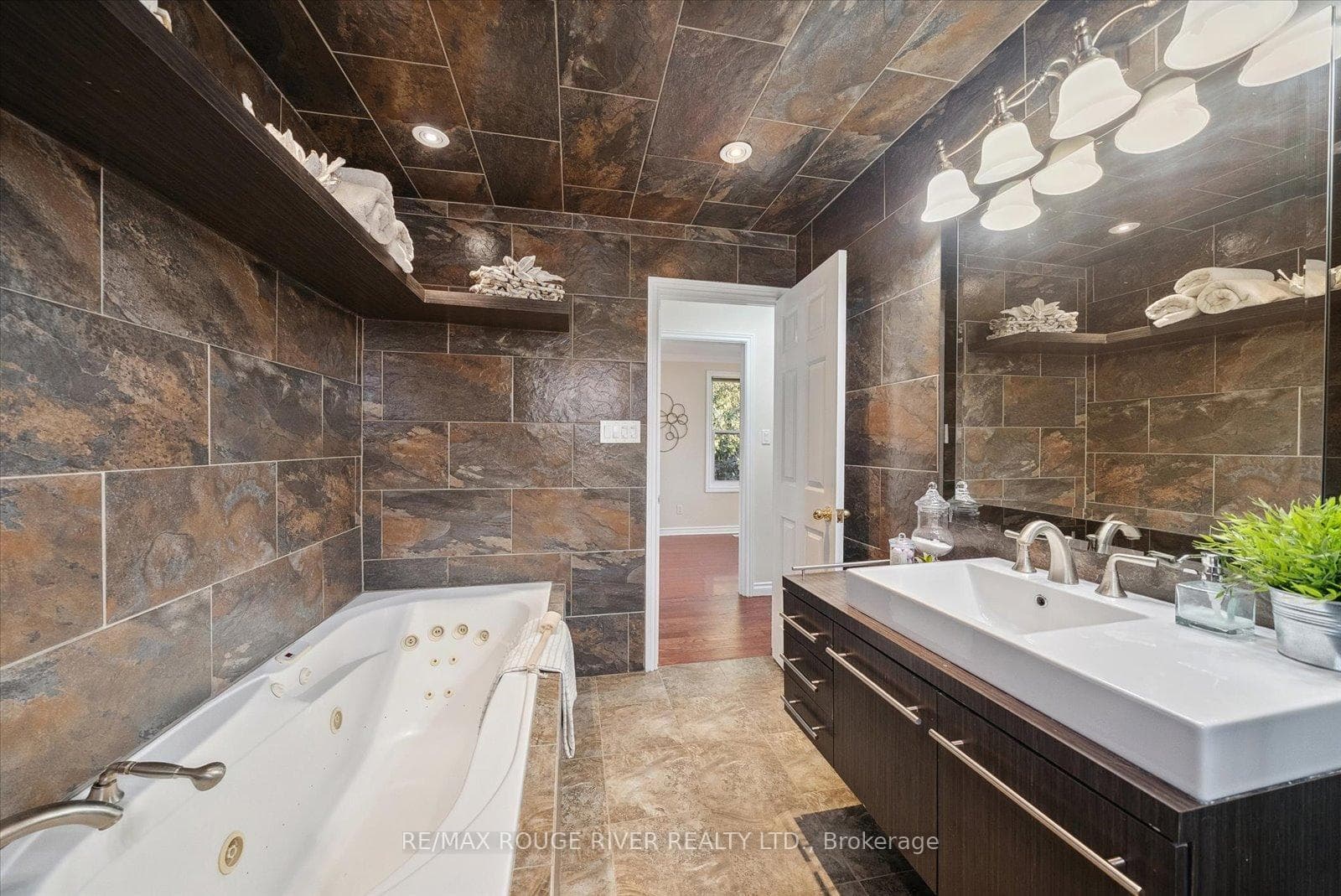 6 Guthrie Crescent photo 22