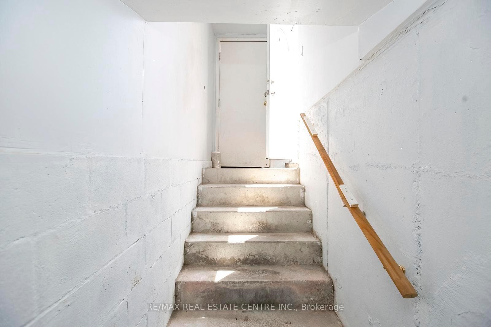 108 Moffatt Avenue photo 36