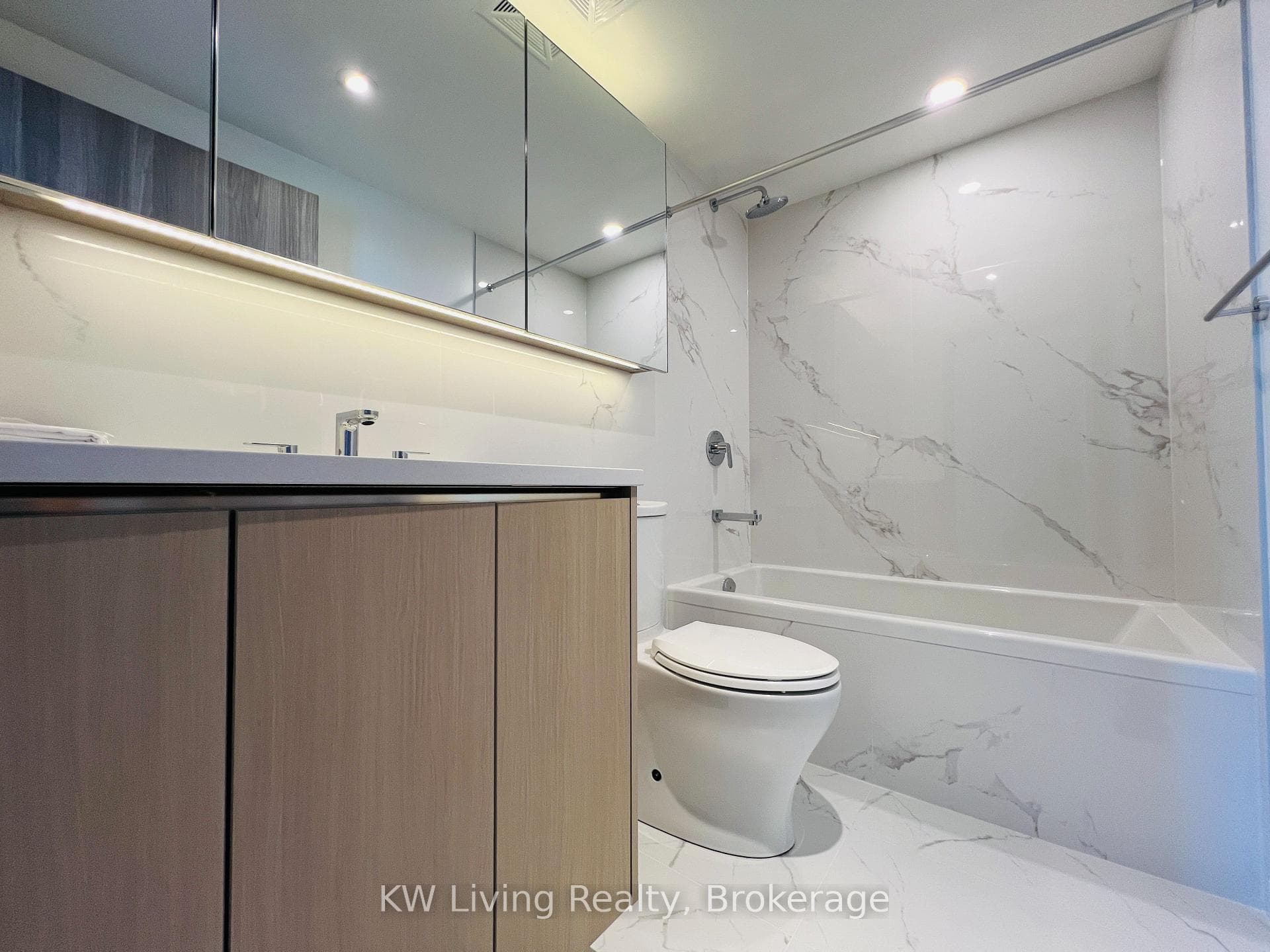 25 McMahon Drive Unit 2008 photo 7