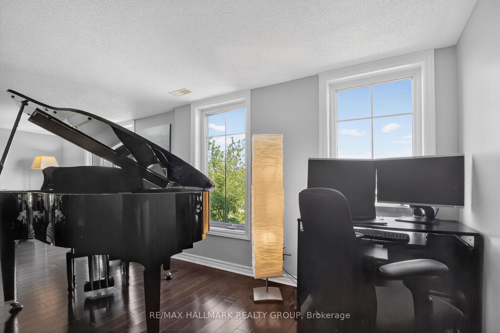 1145 Longfields Drive Unit B photo 18