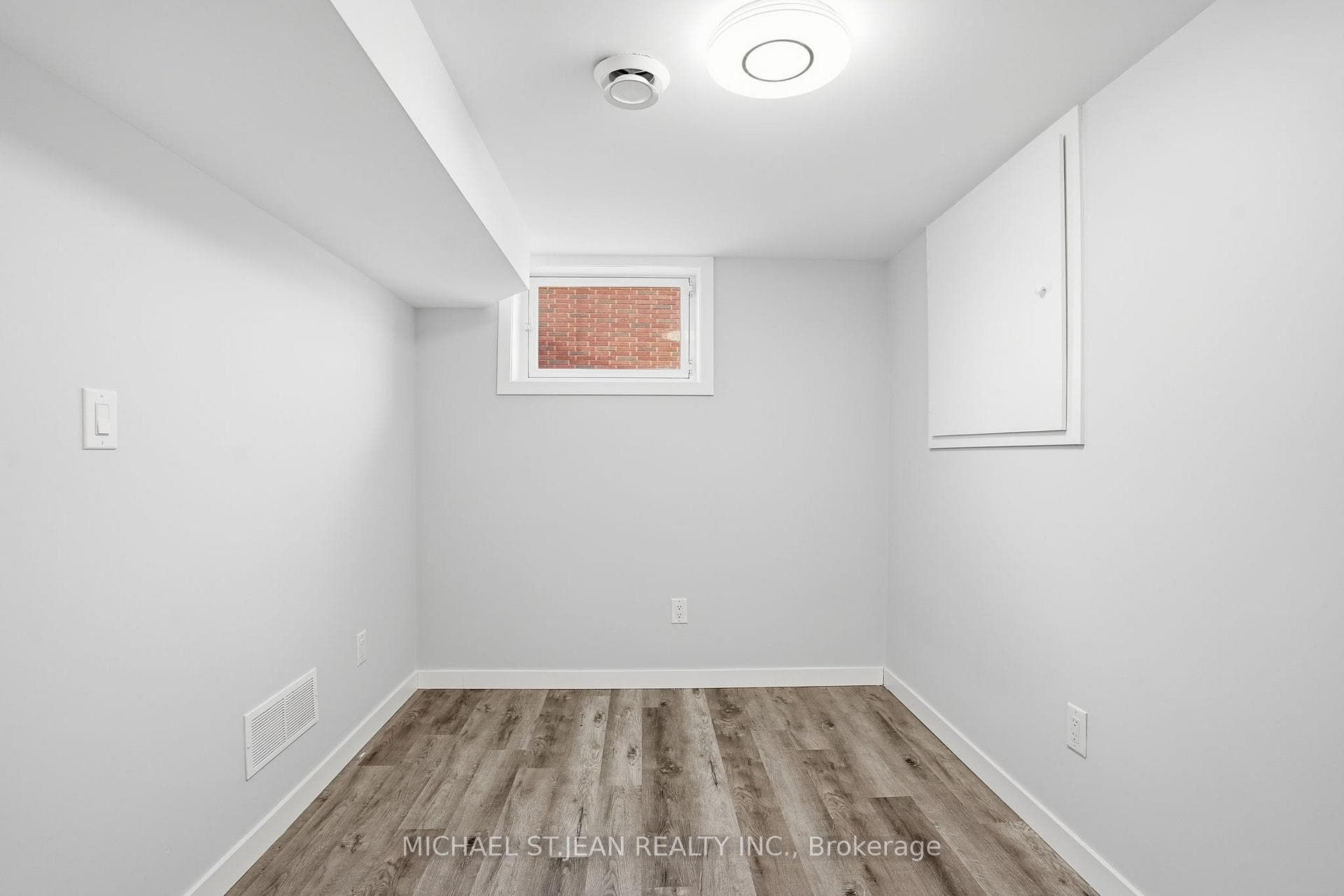 93 Wellington Street photo 38