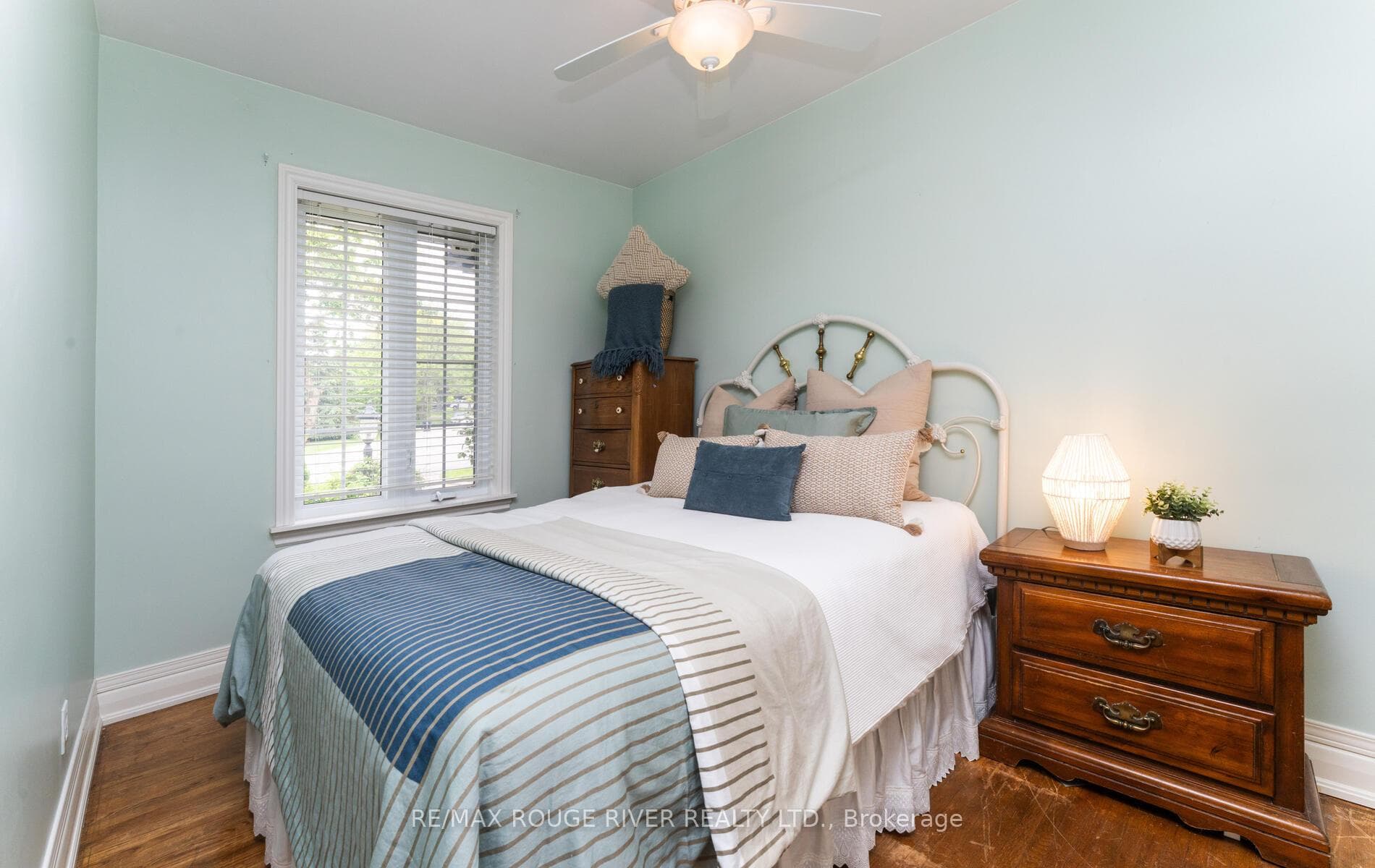445 Friendship Avenue photo 22