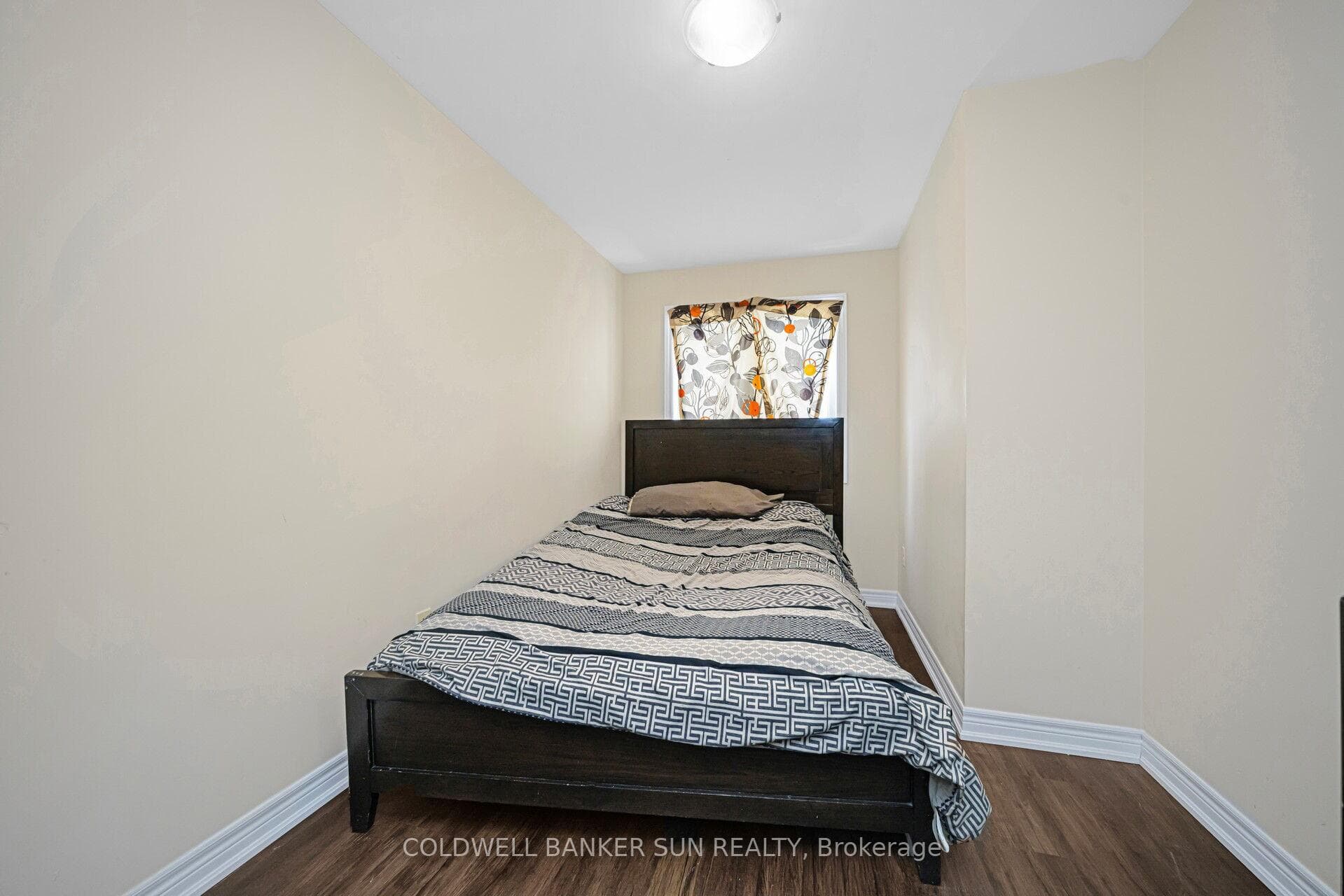 146 Crystalview Crescent photo 30